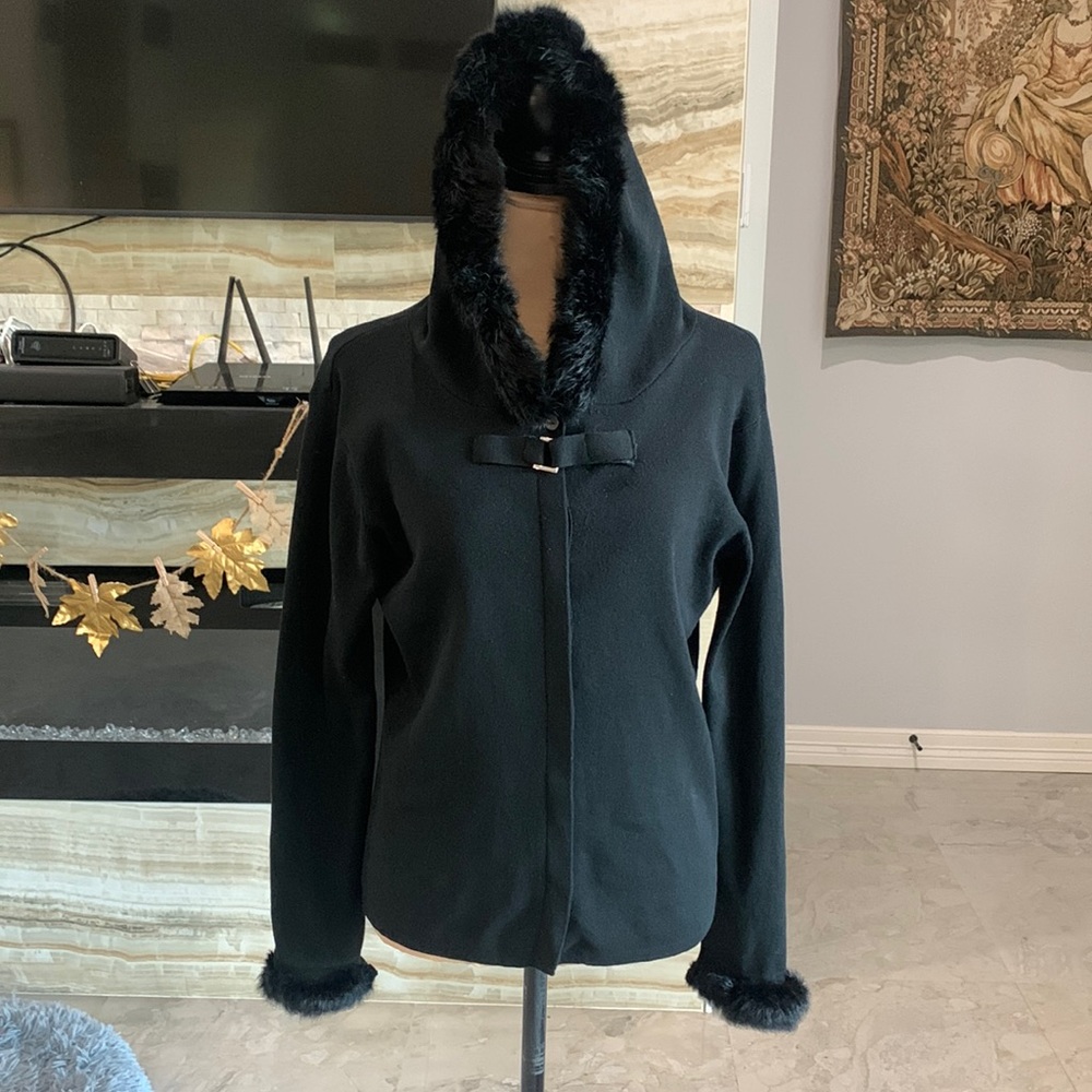 Quest-CE QUE C’EST? PARIS-LONDON-NEW YORK 80% Silk Black Faux Fur Trim Sweater.